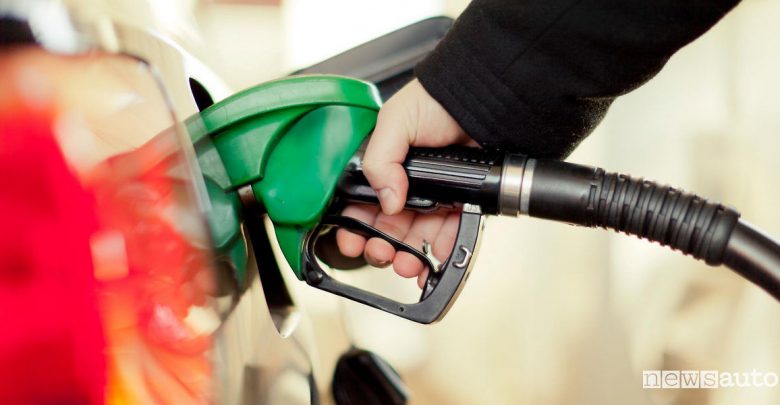 pistola del carburante inserita nel bocchettone durante la fase di rifornimento alla pompa