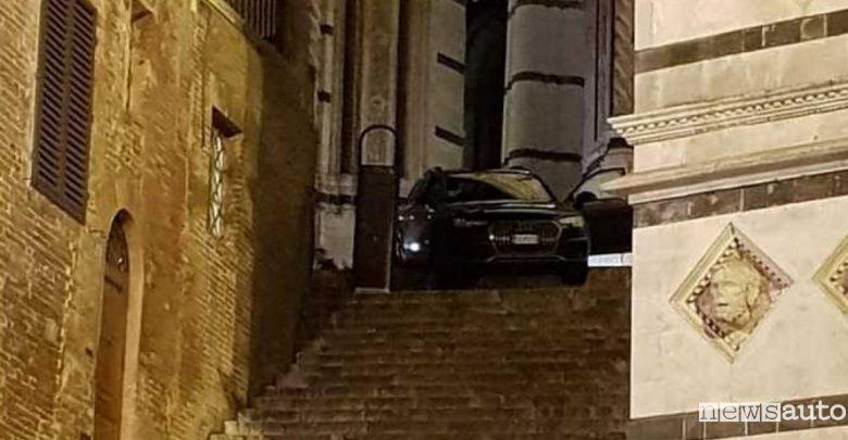 Auto sulla scalinata del Duomo di Siena per colpa del navigatore