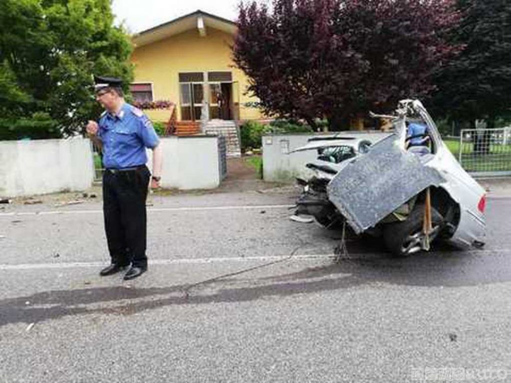 Carabinieri intervenuti sul luogo dell'incidente mortale