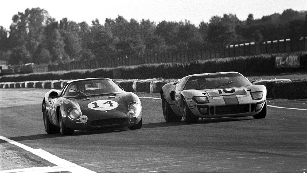 Ford GT40 contro la Ferrari 275 GTB
