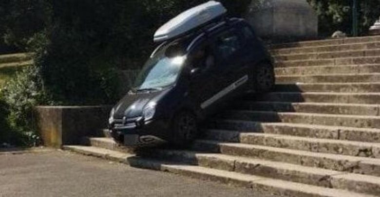 Fiat Panda 4x4 scale di Villa Borghese