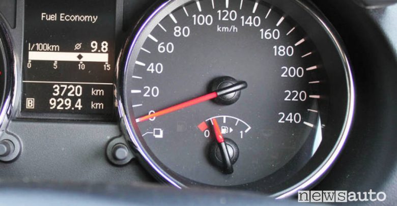 Icona serbatoio benzina mostrata sul tachimetro della propria vettura.
La freccia posta accanto al simbolo della pompa indica il lato dove è il bocchettone: in questo caso i tappo del serbatorio si trova sulla destra. 