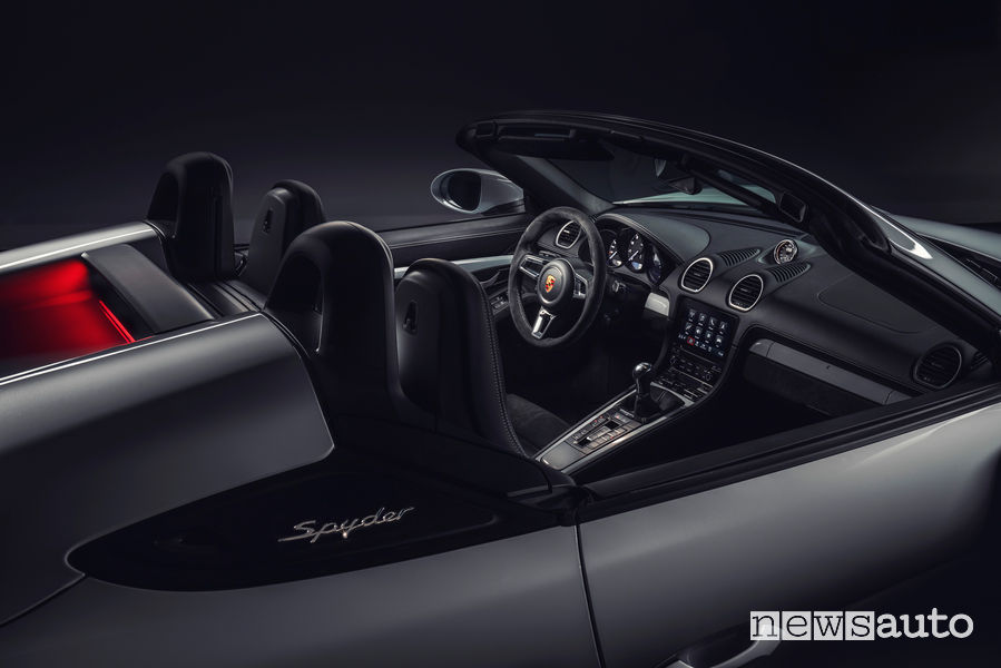 Porsche 718 Spyder abitacolo