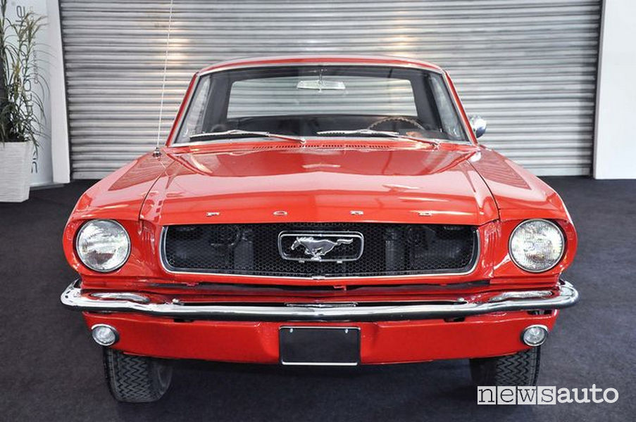 Ford Mustang del 1965 di Sylvester Stallone vista frontale