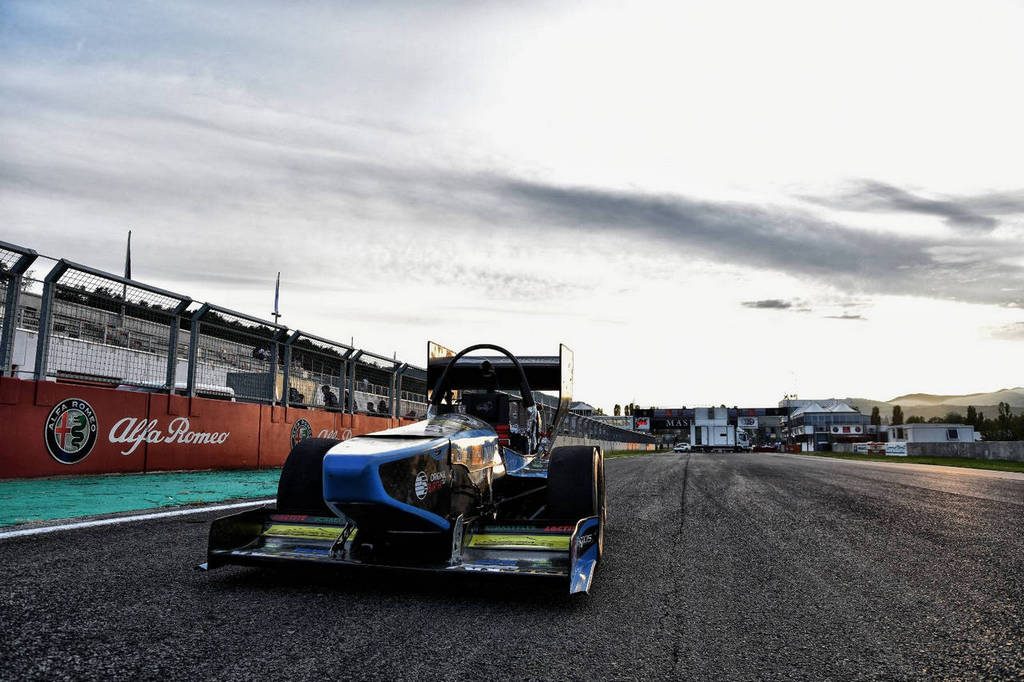 Monoposto Formula Sae sulla pista di Varano