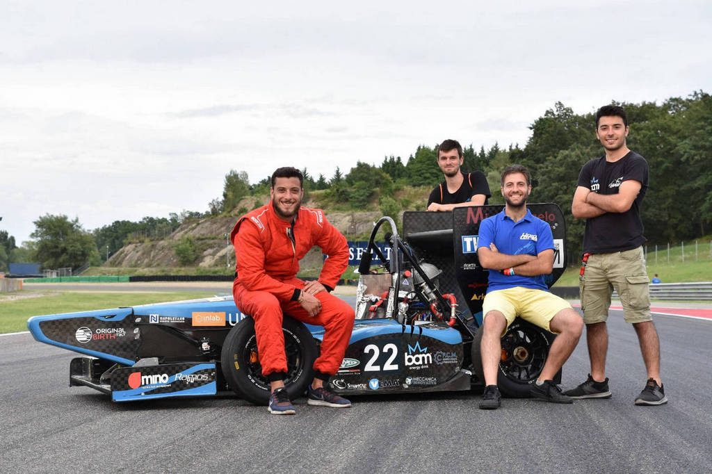 Il Team UniNa con Claudio Anniciello autore di questo racconto con la loro monoposto Formula Sae