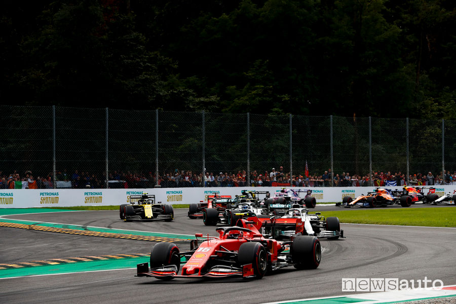 Charles Leclerc F1 Gp Italia 2019 Monza è in testa alla gara
