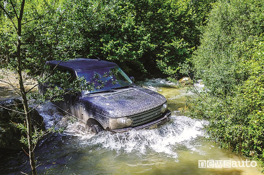 Range Rover guado durante il raduno Per Antichi Sentieri 2019