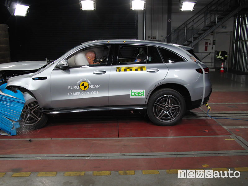 Crash test Euro NCAP urto frontale Mercedes EQC