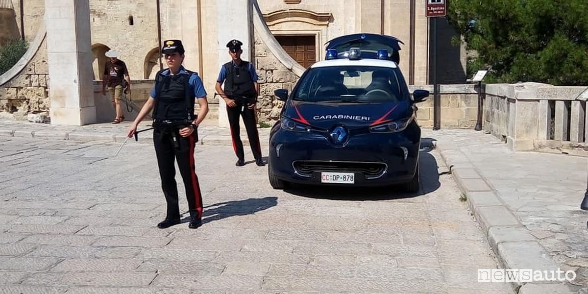 Carabinieri con l'auto elettrica a Matera
