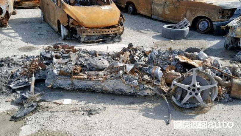 Ferrari 458 Spider distrutta da un incendio, ceneri e carbone