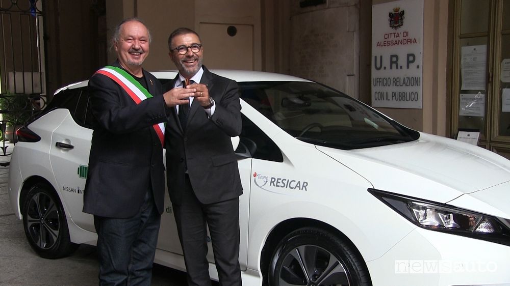 Il sindaco di Alessandria Gianfranco Cuttica di Revigliasco riceve le chiavi della Nissan Leaf elettrica