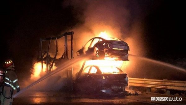 auto in fiamme tesla