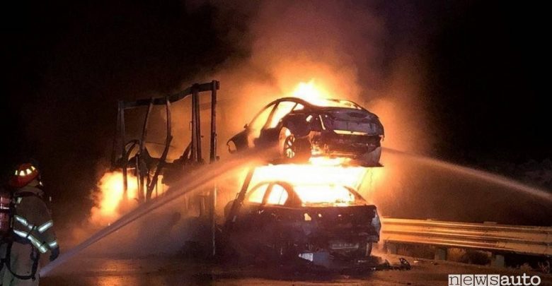 auto in fiamme tesla