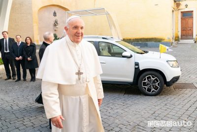 Papa Francesco insieme alla Dacia Duster in versione Papamobile