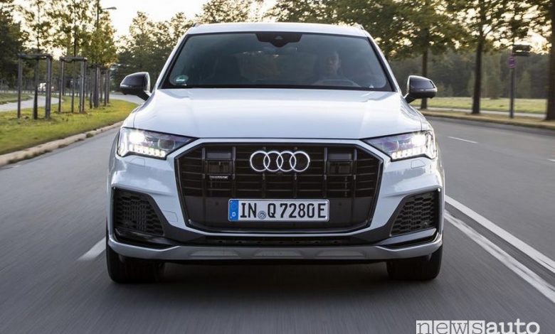 Frontale Audi Q7 TFSI e quattro SUV plug-in