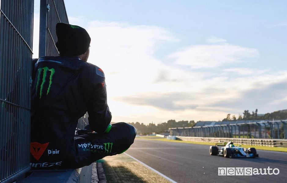 Lewis Hamilton guarda Valentino Rossi sulla sua Mercedes-AMG di F1
