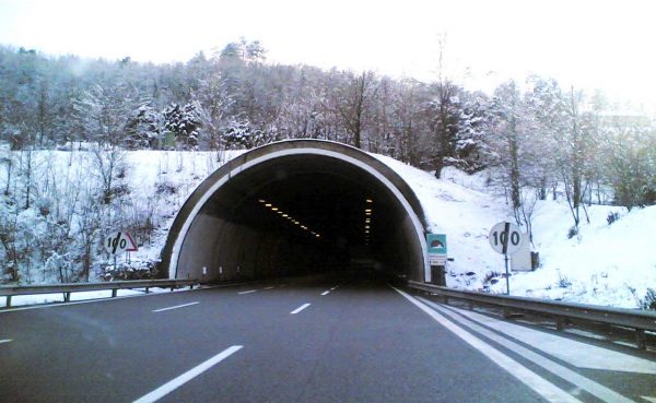 Obbligo catene e pneumatici invernali in Valle d'Aosta, date e strade
