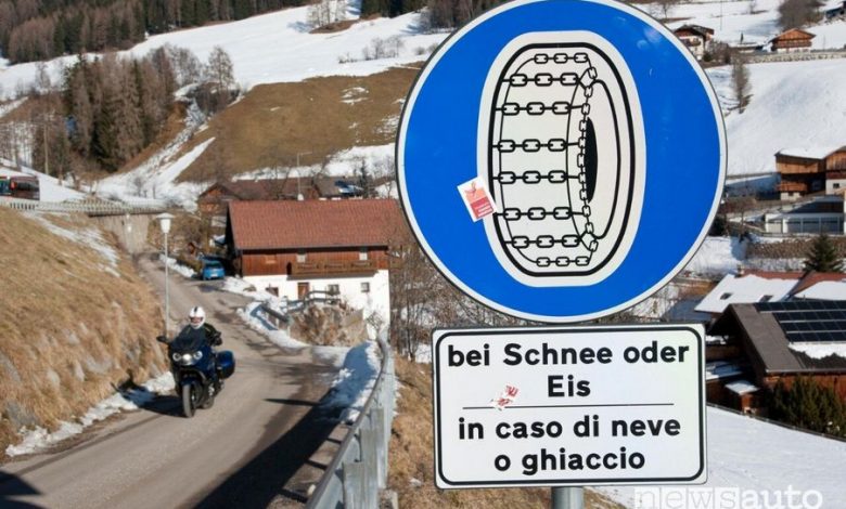 Cartello obbligo catene da neve sulle Dolomiti Trentino Alto Adige