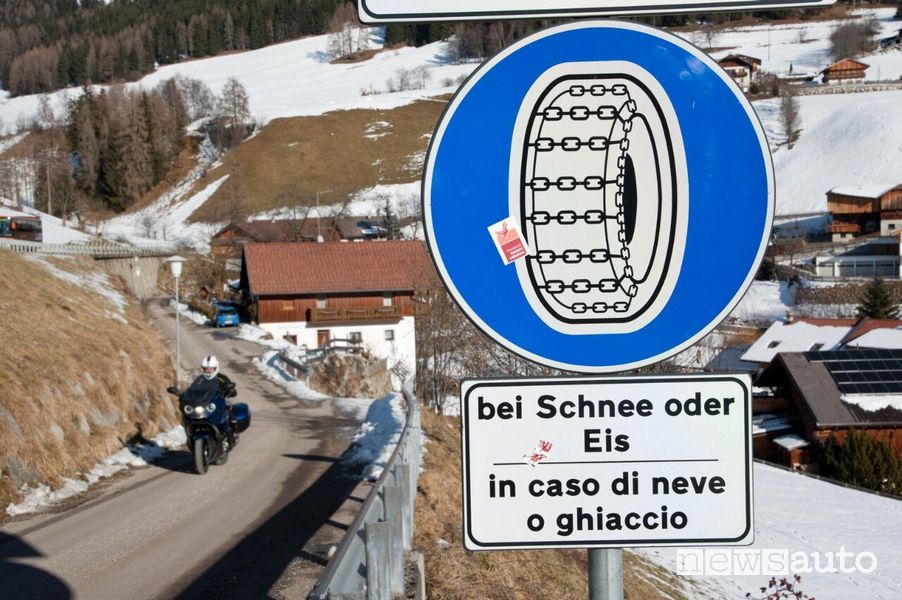 Cartello obbligo catene da neve sulle Dolomiti Trentino Alto Adige