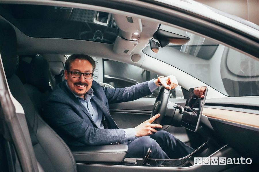 Steve Lussier, Sindaco di Sherbrooke, al volante della Tesla Model 3 appena ritirata dal concessionario Infiniti