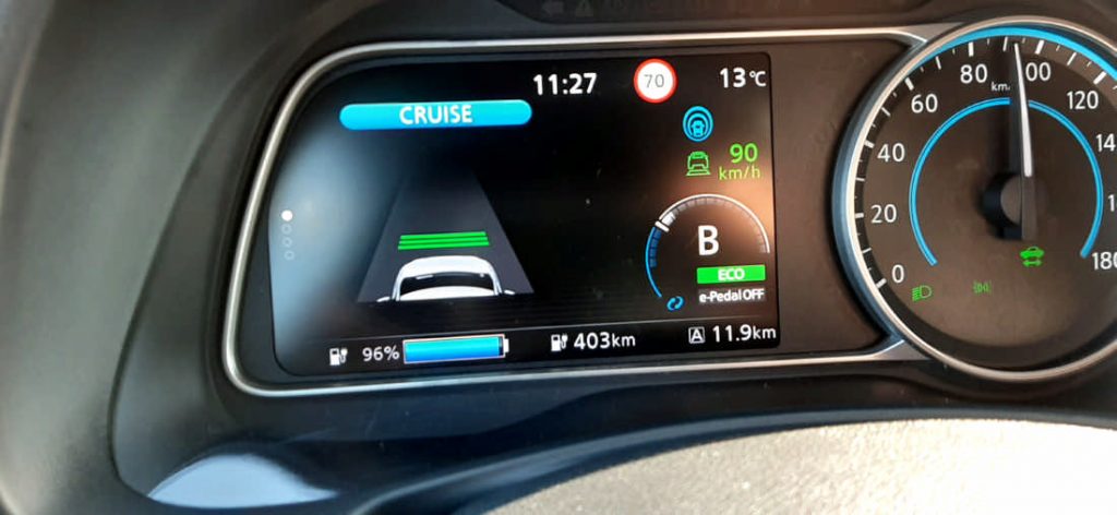 Propilot attivato come si può notare dal cruise control adattivo in funzione dallo schermo della Nissan Leaf