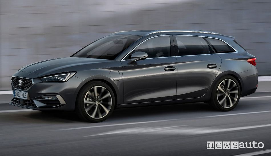 Vano di ricarica sulla fiancata lato guidatore della Seat Leon Sportstourer PHEV