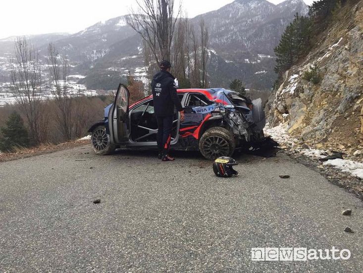 Hyundai i20 Coupe WRC distrutta dopo l'incidente di Tanak al Rally di Montecarlo 2020