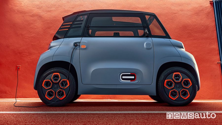 Citroën Ami in ricarica da una presa domestica