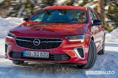 Opel Insignia GSi Sports Tourer 2020 in azione sulla neve