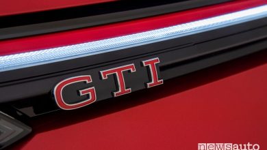 Logo GTI sulla calandra anteriore della Volkswagen Golf GTI 8 2020