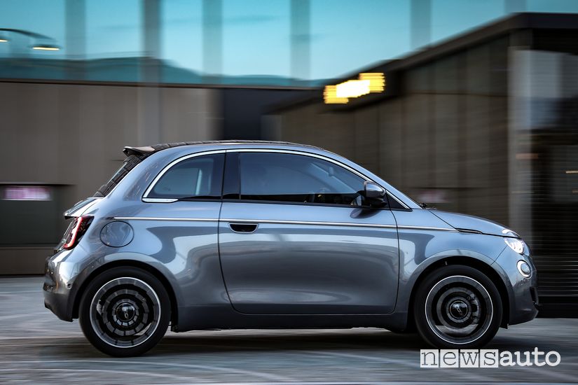 Vista laterale Fiat 500 elettrica cabrio La Prima
