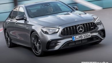 Vista anteriore Mercedes-AMG E 53 4Matic+ inserimento in curva