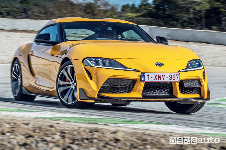 Vista anteriore Toyota Supra GR 2.0 litri in pista