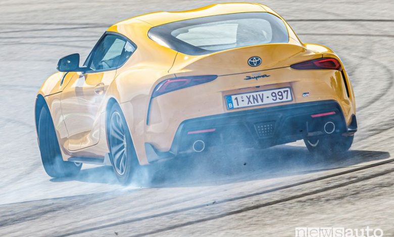 Toyota Supra GR 2.0 litri in drifting in pista