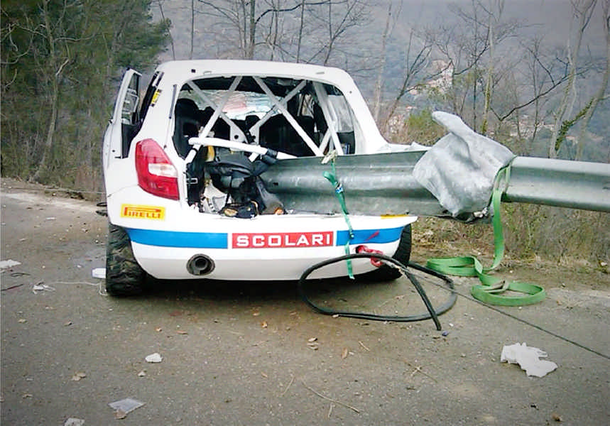 Un caso particolare di incidente auto (da rally di Kubica) con guard rail