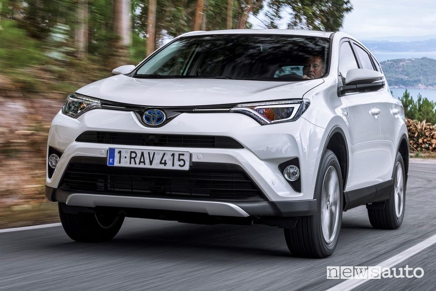 Vista anteriore Toyota Rav4 4^ generazione hybrid HEV 2015