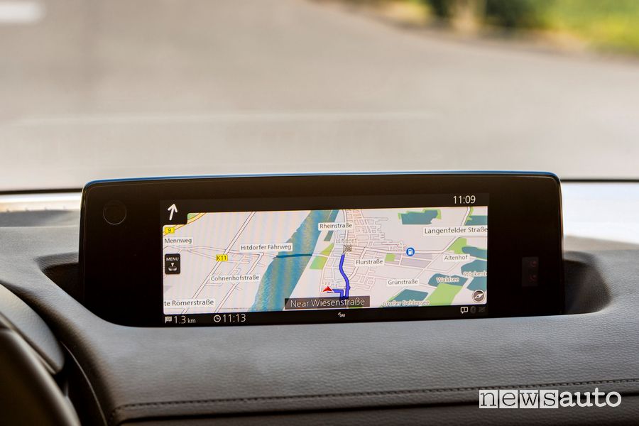 Navigatore touch screen abitacolo Mazda MX-30 elettrica
