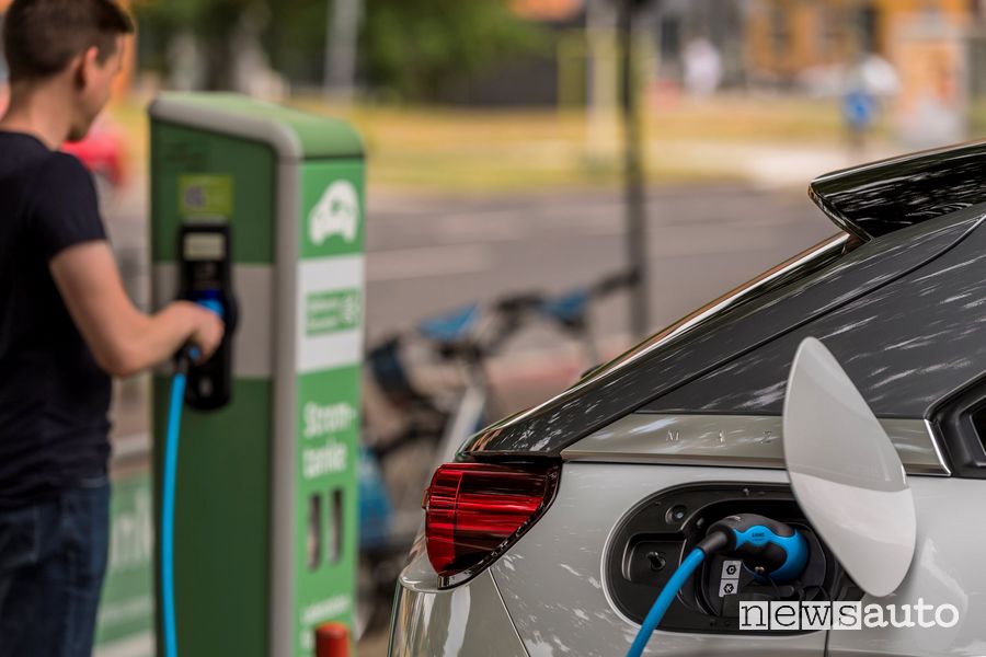 Ricarica da colonnina pubblica di un'auto elettrica