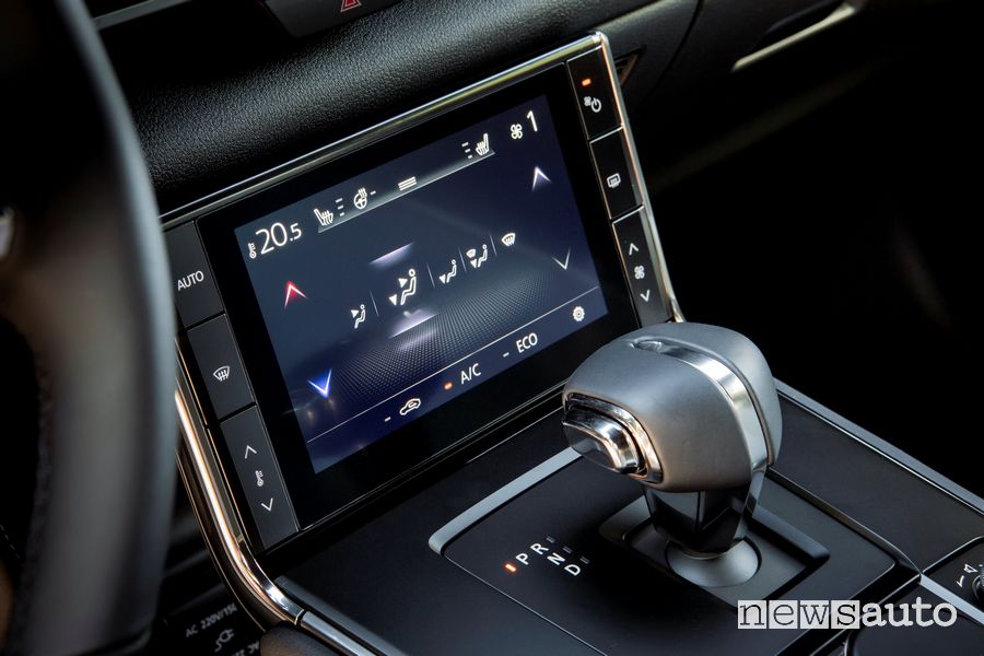 Touch screen clima digitale abitacolo Mazda MX-30 elettrica