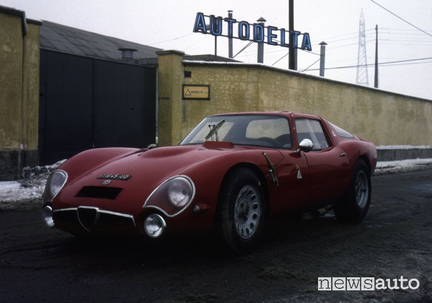 Alfa Romeo TZ2 davanti alla sede Autodelta nel 1965