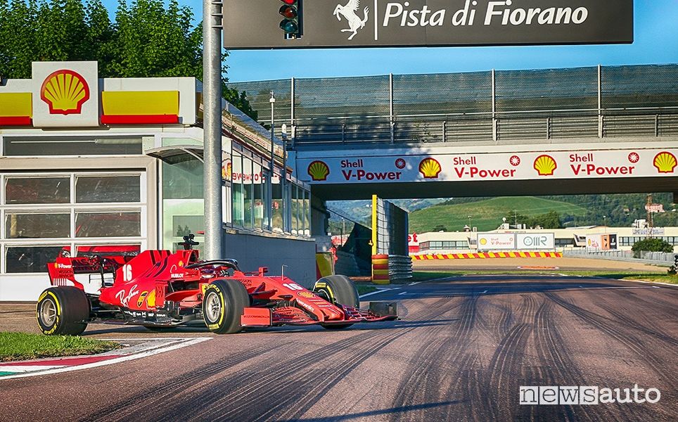 Leclerc sulla Ferrari SF100 raggiunge la pista di Fiorano