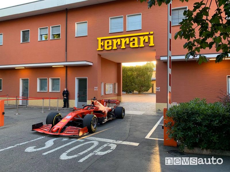 Leclerc sulla Ferrari SF100 a Maranello