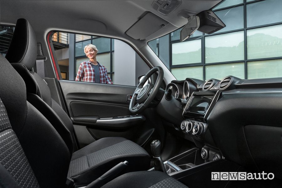 Sedili anteriori abitacolo Suzuki Swift Hybrid 2020