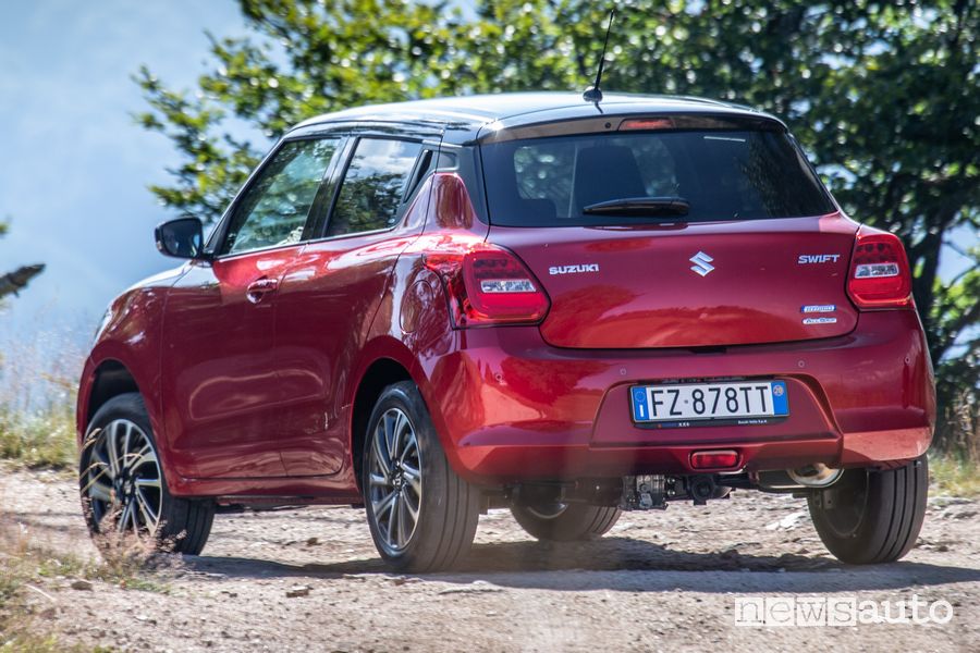 Vista posteriore Suzuki Swift Hybrid sullo sterrato