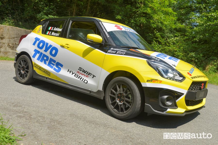 Vista anteriore inserimento in curva Suzuki Swift Sport Hybrid R1