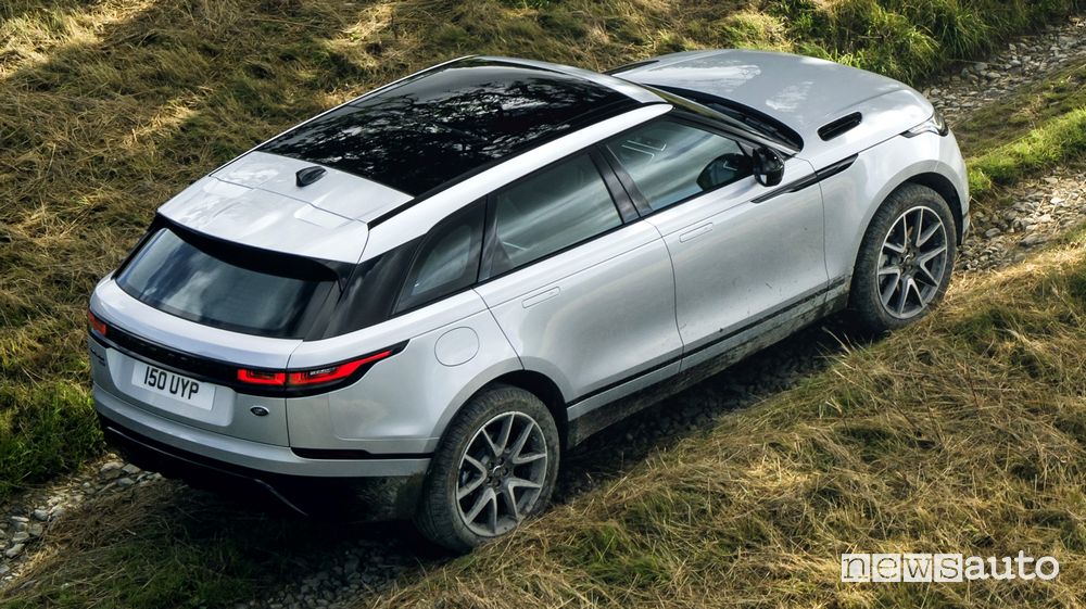 Vista posteriore Range Rover Velar P400e ibrida plug-in sullo sterrato