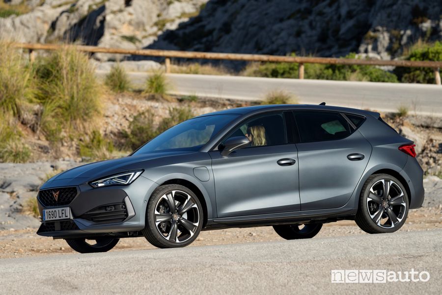Vista laterale Cupra Leon eHybrid