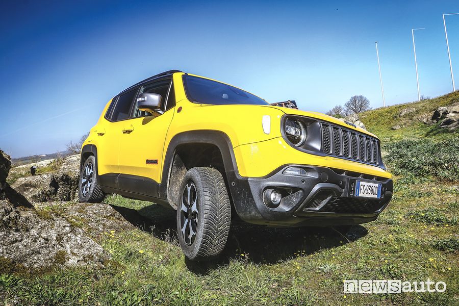 Jeep Renegade Trailhawk su tre ruote sullo sterrato, in twist