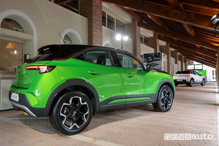 Vista posteriore Opel Mokka-e elettrica